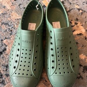 NWT- Native Jefferson show- youth J6- green with speckled black